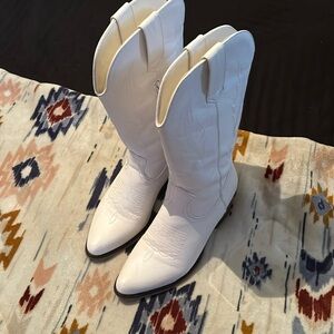 New Women’s Cowboy boots
Size 6